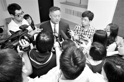 6月5日，商務(wù)部新聞辦公室召開“中歐光伏產(chǎn)品貿(mào)易摩擦”專題發(fā)布會。發(fā)布會結(jié)束后，中國機(jī)電產(chǎn)品進(jìn)出口商會會長張鈺晶接受記者采訪。新京報(bào)記者