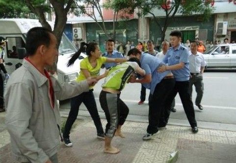 　圖為5月31日，延安城管隊(duì)員暴力執(zhí)法場(chǎng)面。
