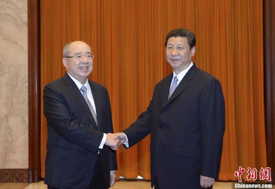 中共中央總書記習近平13日下午在北京人民大會堂會見了中國國民黨榮譽主席吳伯雄率領(lǐng)的國民黨大陸訪問團一行。中新社發(fā) 廖攀 攝
