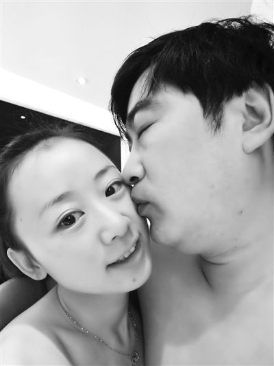 兩人合影。女當(dāng)事人供圖