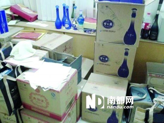 　　江蘇靖江市工商局餐廳倉庫里被爆堆滿了高檔酒。