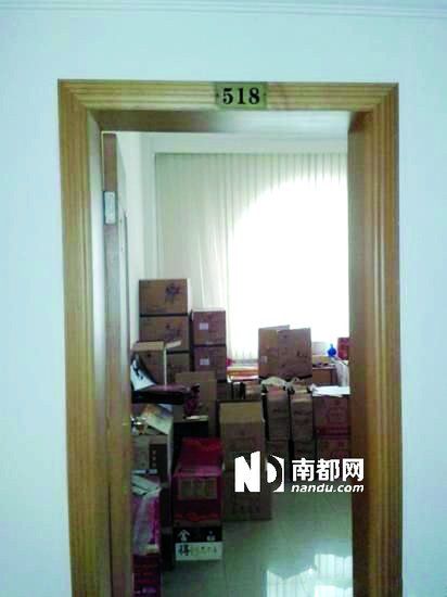 　江蘇靖江市工商局餐廳倉庫里被爆堆滿了高檔酒。