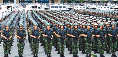 6月29日，新疆武警部隊(duì)反恐維穩(wěn)誓師大會在烏魯木齊市人民廣場舉行。據(jù)《新疆日報(bào)》