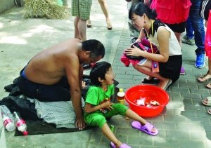 記者找到小女孩時(shí)，男子正帶著她在中央路上乞討 記者 施向輝/攝