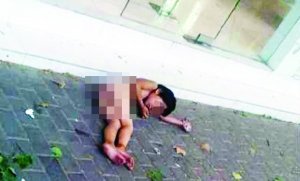 大熱天，小女孩赤身躺在馬路上