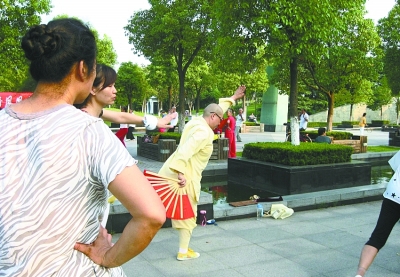 【漢網(wǎng)市民記者“關艾” 圖文報道】近日，我在漢陽一公園內(nèi)，看見幾個削發(fā)尼姑和群眾們在一起跳健身舞。