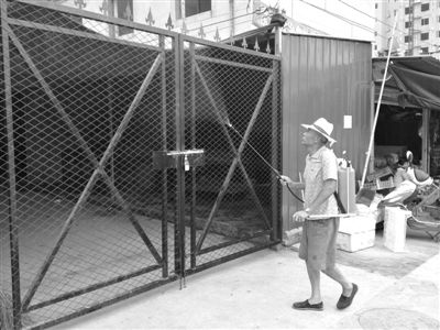 昨日，廊坊麥洼綜合農貿市場，一名工作人員正在被關閉的活禽交易區(qū)外噴灑消毒水，該市場被檢測出H7N9病