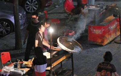 7月4日，青年路國美第一城小區(qū)附近的夜市臨街露天燒烤攤。