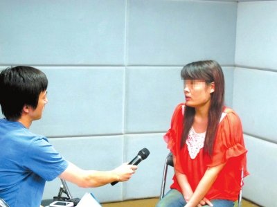 醫(yī)藥代表王慧在接受媒體采訪。記者 袁國禮/攝