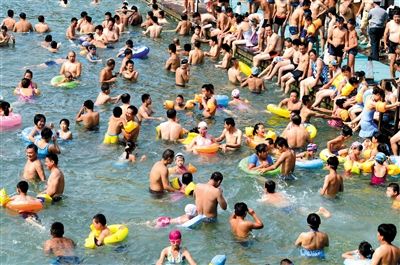 昨日，濟(jì)南市最高氣溫超過(guò)37℃，位于市區(qū)黑虎泉畔的泉水浴場(chǎng)免費(fèi)開放。