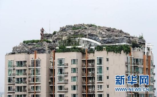 位于北京市海淀區(qū)白石橋路45號(hào)人濟(jì)山莊小區(qū)B棟樓頂?shù)募偕絼e墅（8月12日攝）。