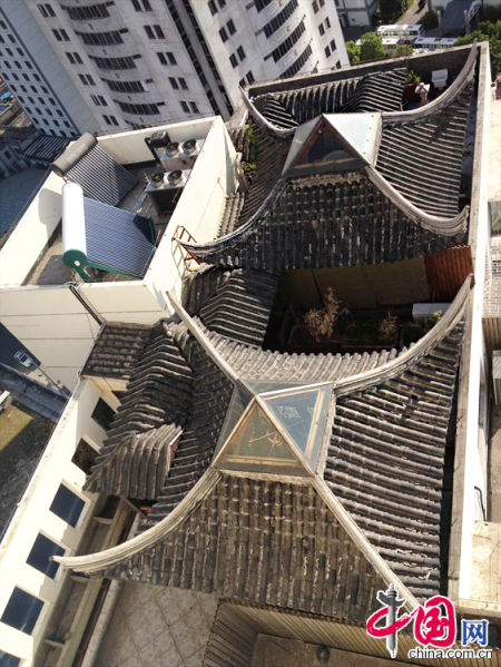 2013年8月14日，江蘇蘇州蘇州市三香大廈高樓18層樓頂東側陽臺上的“蘇州園林”式別墅，兩座涼亭和兩道回廊，飛檐翹角，一派蘇州園林的氣勢。中國網圖片庫李俊鋒攝影