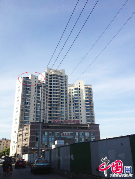 2013年8月14日，江蘇蘇州蘇州市三香大廈高樓18層樓頂東側陽臺上的“蘇州園林”式別墅，兩座涼亭和兩道回廊，飛檐翹角，一派蘇州園林的氣勢。中國網圖片庫李俊鋒攝影
