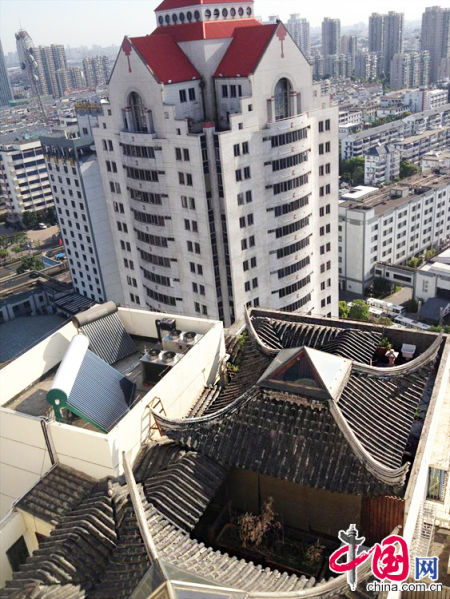 2013年8月14日，江蘇蘇州蘇州市三香大廈高樓18層樓頂東側陽臺上的“蘇州園林”式別墅，兩座涼亭和兩道回廊，飛檐翹角，一派蘇州園林的氣勢。中國網圖片庫李俊鋒攝影