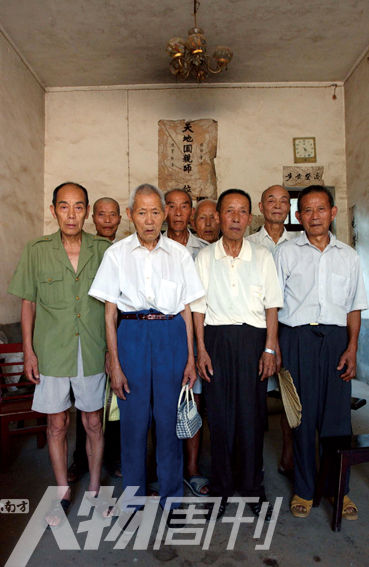 2003年5月，湖南攸縣農(nóng)村的8位志愿軍老兵。10年后回訪時(shí)，其中6人已悄然逝去