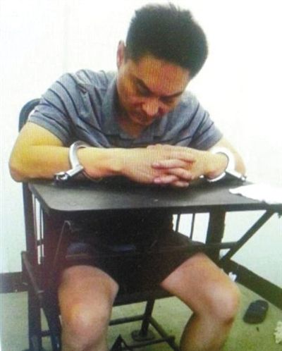 韓磊被控制時接受警方訊問。本組圖片為視頻截圖