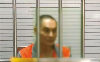 涉嫌窩藏罪的李明在接受訊問。