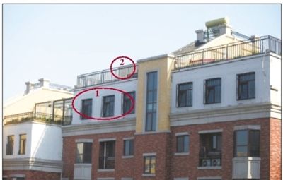 中海城香克林小區(qū),楊智家的樓頂上加蓋了兩層違建。其中北側(cè)露臺(tái)建成了一層灰白色的房屋(①)。在該違建頂部的東側(cè),又加蓋了一層面積較小的房屋(②)。新京報(bào)記者 韓萌 攝