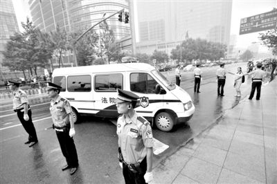 　　昨日早上,押解李某某的車(chē)隊(duì)開(kāi)進(jìn)法院。當(dāng)日,李某某等5人涉嫌強(qiáng)奸案在海淀法院不公開(kāi)審理。本版攝影/新京報(bào)記者 王貴彬