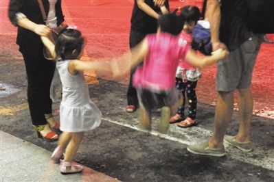 2012年8月1日晚，北京兒童醫(yī)院，三個(gè)來自廊坊的小女孩在玩耍，她們都被幼兒園老板性侵害。本版攝影/新京報(bào)記者 尹亞飛