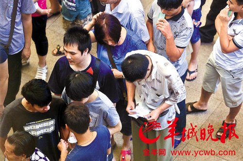 挎腰包的“黃?！狈职l(fā)一輪“任務(wù)”后，自己也開始整理“炒號(hào)”簽條