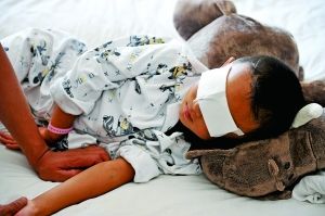 9月2日，小斌斌在病床上休息。山西省眼科醫(yī)院院長(zhǎng)賈亞丁介紹，醫(yī)院安排心理專家對(duì)患兒及家屬進(jìn)行心理治療。
