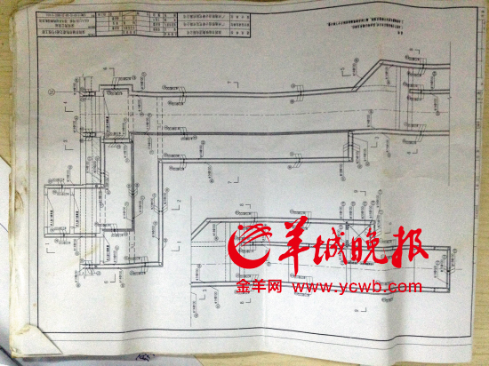 舉報人洪先生稱，里面標(biāo)注“100”（圖紙默認(rèn)單位為毫米）的地方，均按照13厘米的鋼筋間距施工