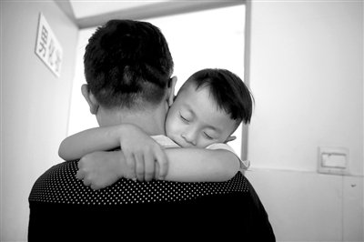 9月6日，“鷹爸”抱著多多去化妝間，準備錄制節(jié)目。