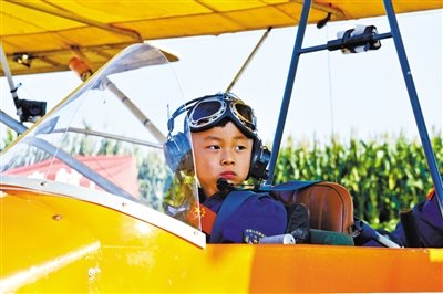 8月31日，5歲半“裸跑弟”從河北固安駕駛飛機飛越北京野生動物園。圖/CFP