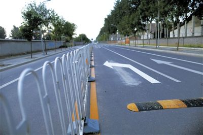 樓梓莊路東，飚車的路已經(jīng)安裝了隔離護(hù)欄和減速帶。新京報記者