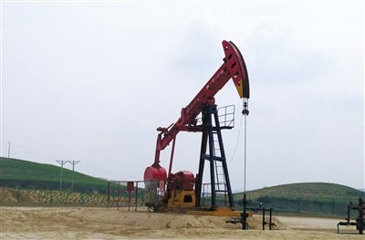 長慶油田標準化井場，位于定邊縣新安邊鎮(zhèn)店子坪村黃土高原上。