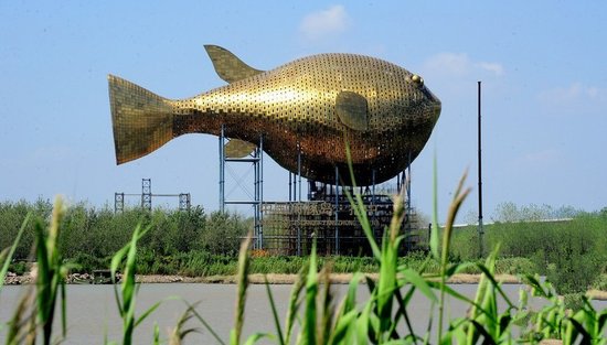 昨天，揚中市西沙島，正在施工的河豚塔金光閃閃