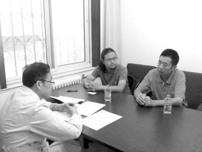 9月13日下午，雷闖(中)與父親在國家衛(wèi)計委遞交建議信，與衛(wèi)計委工作人員交流?！±钻J供圖