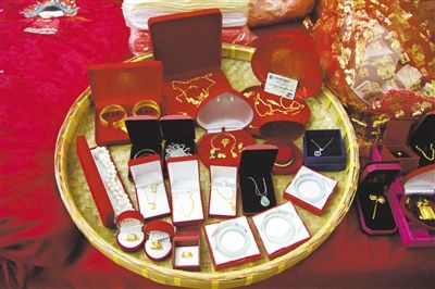 10月1日，王小姐在廣東汕頭舉行婚禮，她的彩禮包括3個(gè)玉鐲、多個(gè)金戒指及一張銀行卡。新京報(bào)記者 吳振鵬 攝