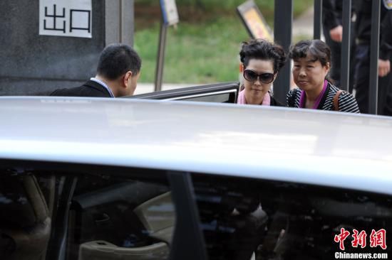 圖為宣判結(jié)束后夢(mèng)鴿面無(wú)表情走出海淀法院，乘車離開。