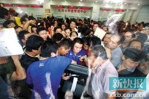 千余名濟(jì)南市民擁擠在排號(hào)機(jī)前搶號(hào)準(zhǔn)備搶提公積金。 CFP供圖(資料圖)