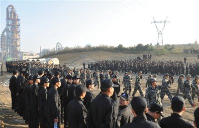 10月12日，貴陽，觀山湖區(qū)控拆違指揮部組織2500余人到金華鎮(zhèn)上鋪村空山壩，對54棟違法建筑進(jìn)行