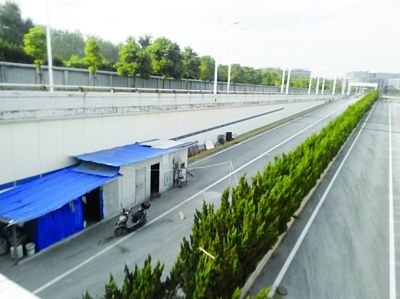 隧道內堆放著大量生活用品。