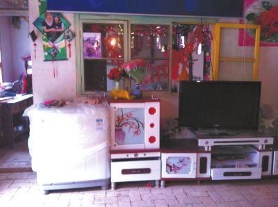 麻永東屋里的家具電器仍是嶄新的。