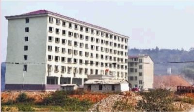  10月23日，長(zhǎng)沙市岳麓區(qū)蓮花鎮(zhèn)云蓋村村委會(huì)的辦公大樓。  實(shí)習(xí)記者 李健 攝