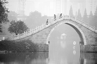 10月28日，市民走在合肥市霧霾籠罩的公園里。新華社發(fā)