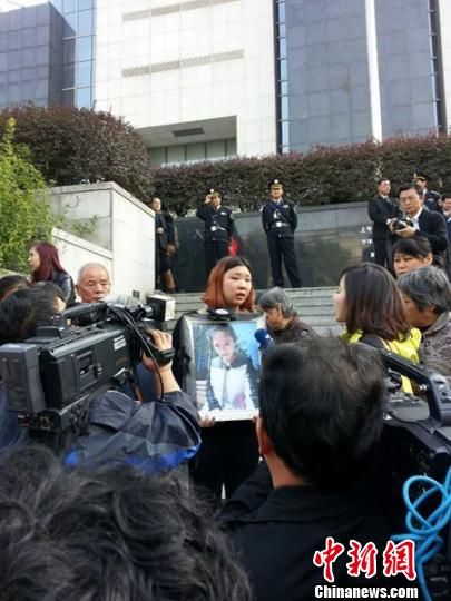 法院外，死者祁某的家人正在接受媒體采訪。 田雯 攝