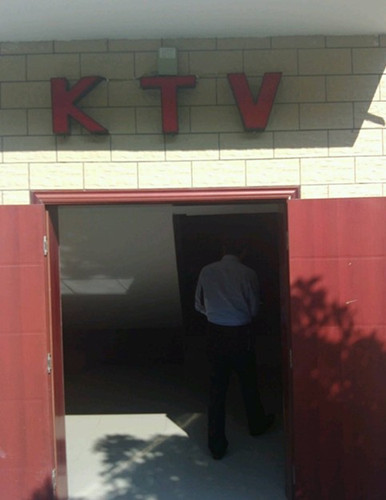 陜西留壩縣委黨校內(nèi)KTV。網(wǎng)友微博截圖
