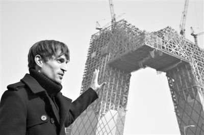2008年2月，建筑師奧雷·舍人在中央電視臺(tái)新址大樓的工地外。圖/CFP