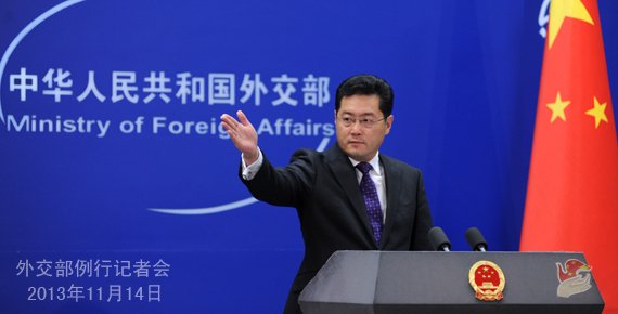 2013年11月14日，外交部發(fā)言人秦剛主持例行記者會。