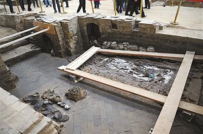 11月16日，二號墓（蕭后墓）墓室及其中出土的女性人骨遺骸和隨葬品。