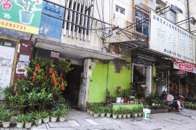 今年8月，當(dāng)年于英生妻子被殺案發(fā)生地——蚌埠市南山路一處臨街一樓的三室一廳——目前已經(jīng)成為一個(gè)花店。