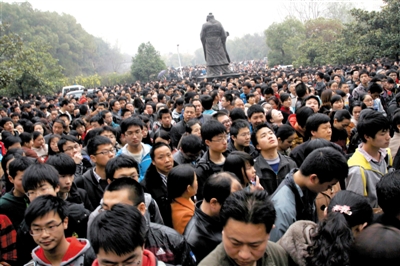 去年3月16日，武漢華中科技大學(xué)，“北約”、“華約”、“卓越”聯(lián)盟自主招生選拔考試湖北考點(diǎn)，考生等待進(jìn)場。 圖/CFP