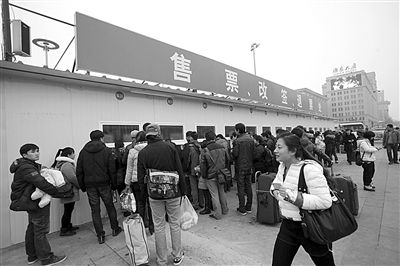 1月6日，北京站搭建完畢的臨時售票處已經(jīng)投入使用。今年春運期間，北京鐵路局共開設(shè)售票窗口3421個，同比增加150個。新京報記者