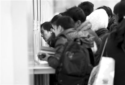1月6日，旅客在北京站臨時售票處排隊購票。新京報記者